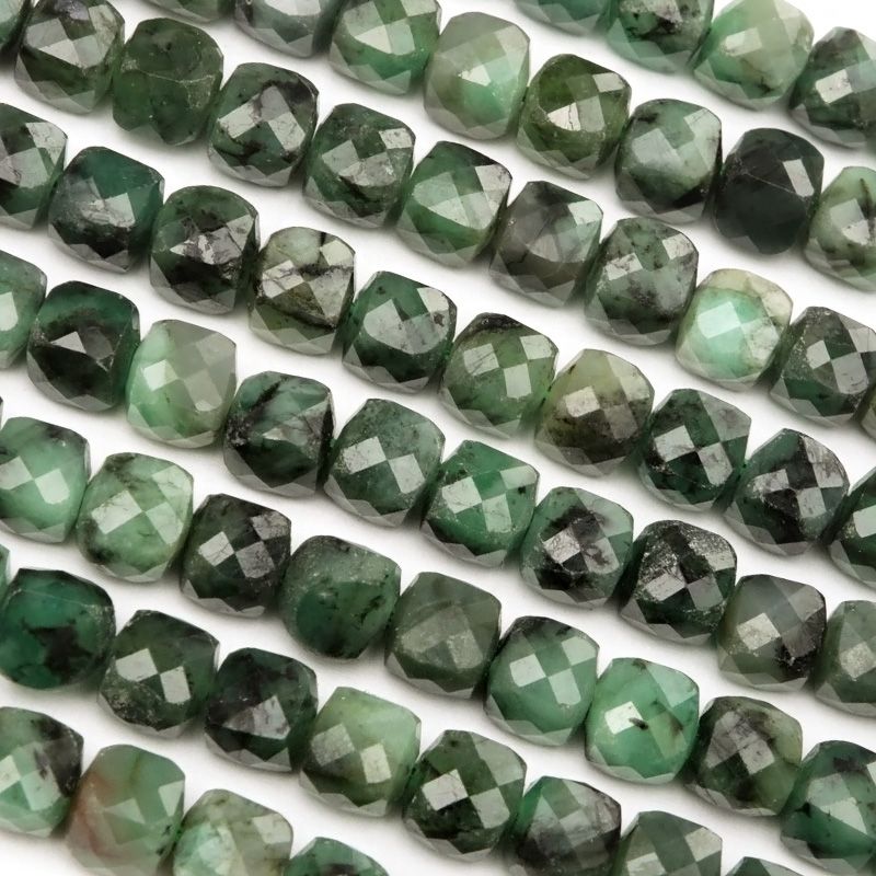 エメラルド キューブカット 4mm［プレミアムカット］【1連販売】 / 9