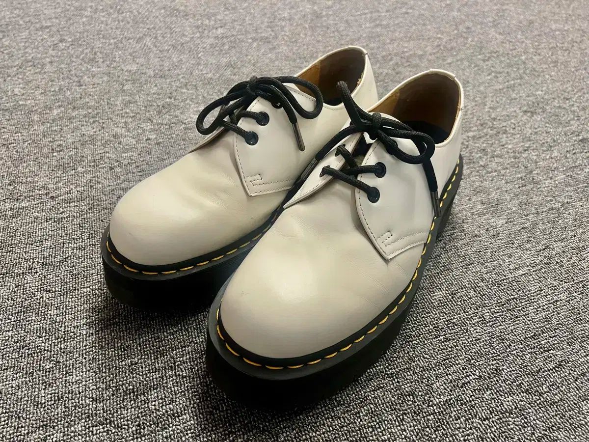 270 DR. MARTENS ドクターマーチン 3 笏 白