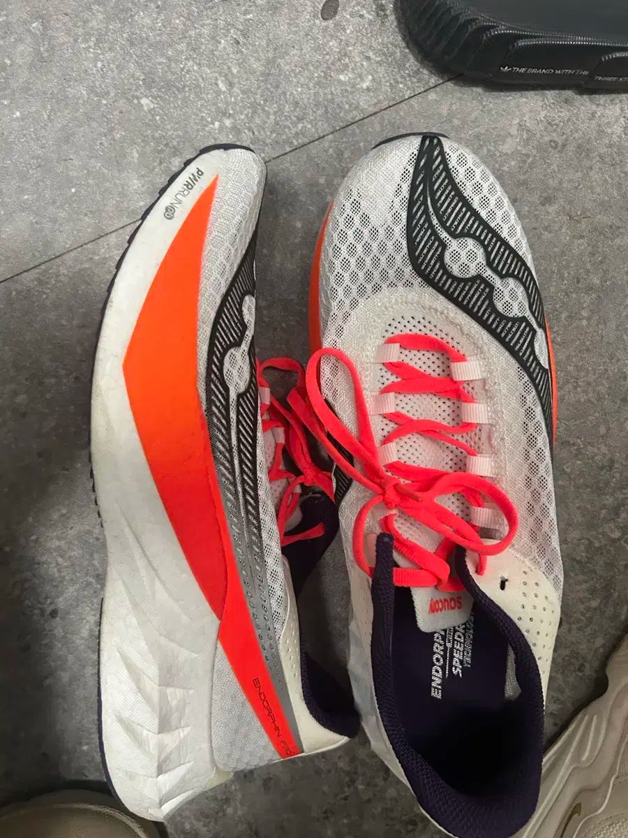  サッカニー エンドルフィン プロ 4 白 オレンジ その他 靴