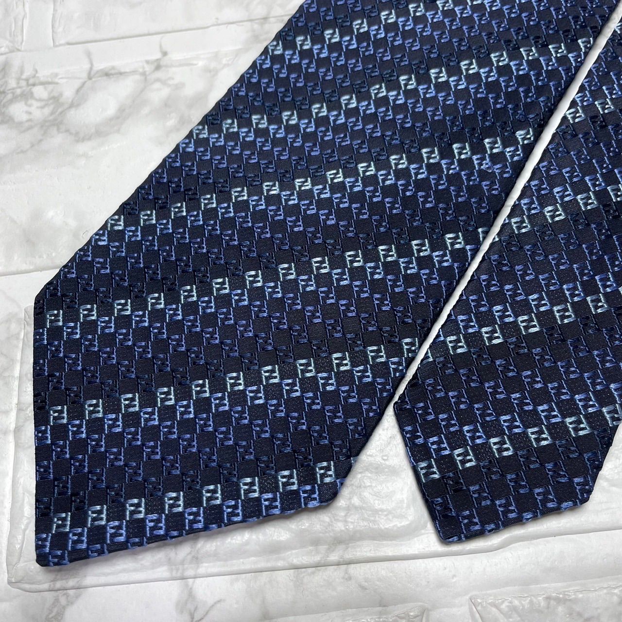 FENDI フェンディ　ネクタイ　ズッカ　スーツ　シャツ　カフス　ビジネスバッグ FENDI フェンディ ネクタイ ズッカ ズッキーノ スーツ シャツ