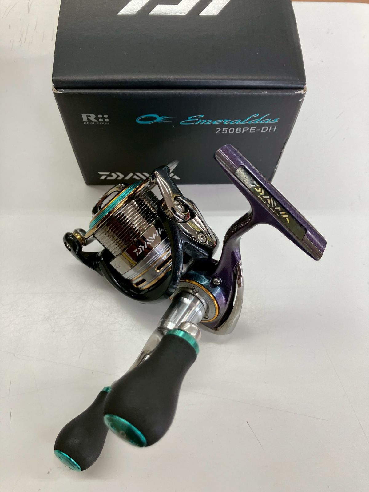 スピニングリール ゴールドとシルバー Daiwa スピニングリール