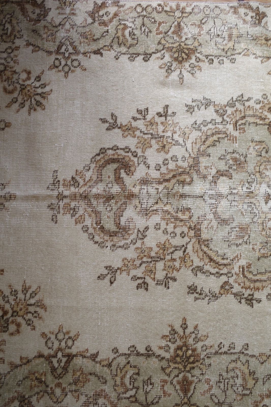 ペールグリーン