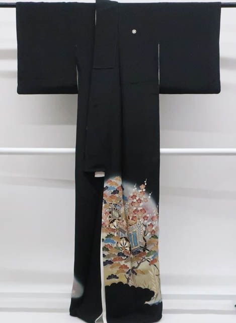 【春】20767o 黒留袖　五つ紋　比翼仕立　花鳥文様　作家物 落款入　着物 中古）黒留袖 黒 フォーマル ちりめん 五つ紋 総刺繍 文箱 扇 霞