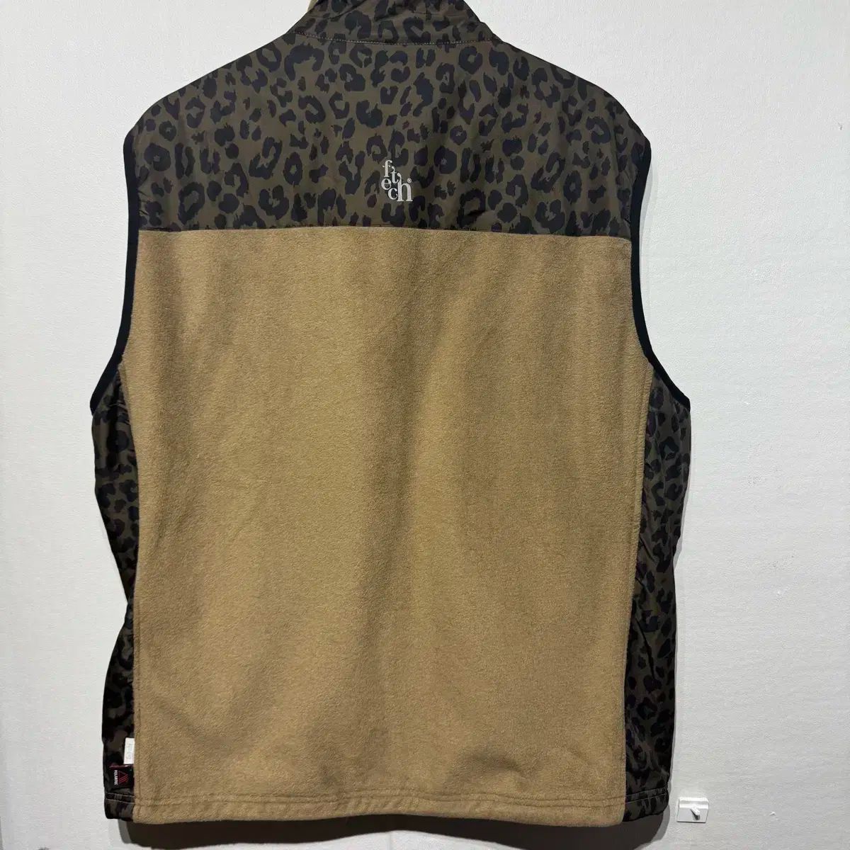 Fetch ポーラテック レオパード フリース ベスト