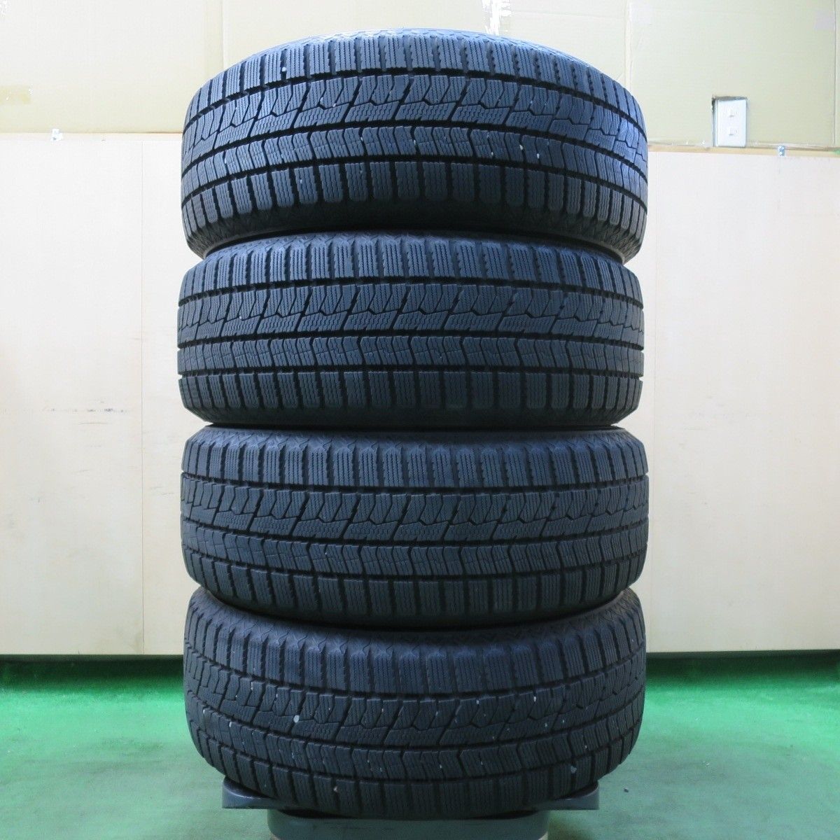 バリ溝！9.5分☆スタッドレス 215/60R16 トーヨー オブザーブ GIZ2 