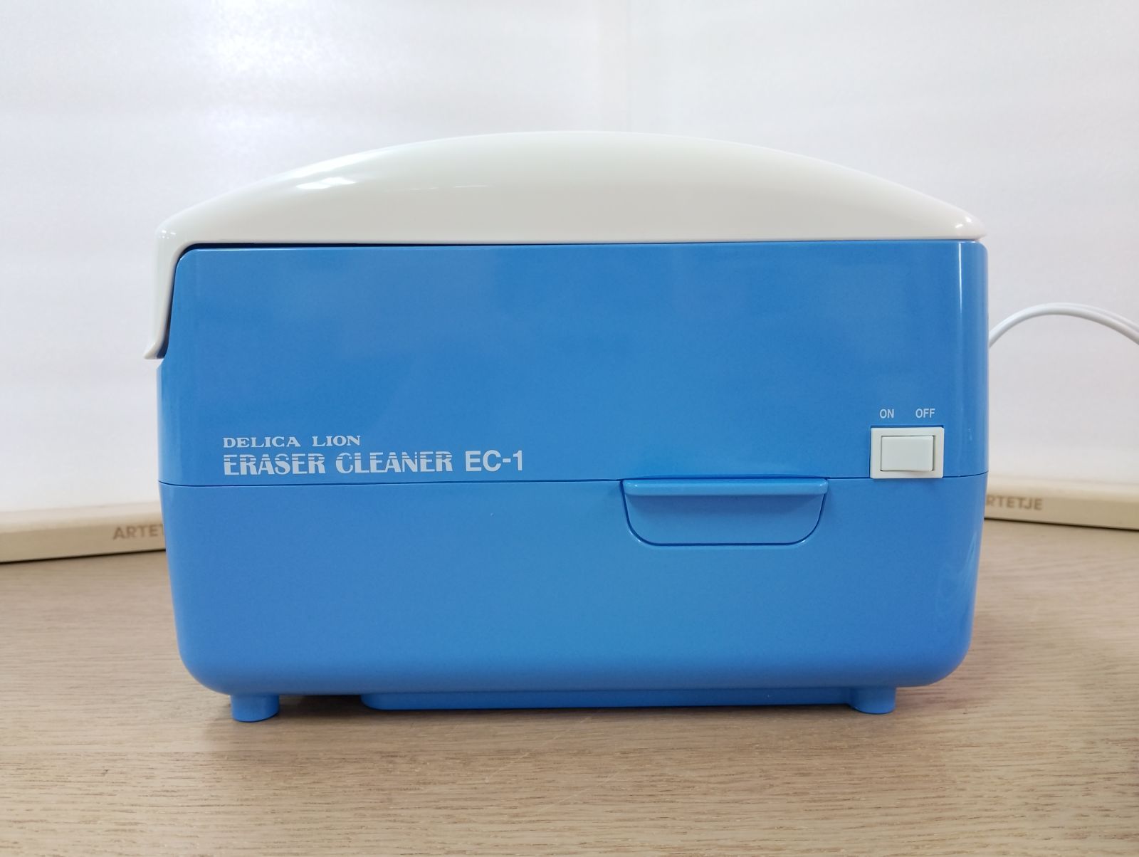 ライオン事務器 電動黒板ふきクリーナー EC-1 1台 黒板消しクリーナー 学校 事務所 看板 メニュー表 飲食店 掃除 管理番号MN676AF