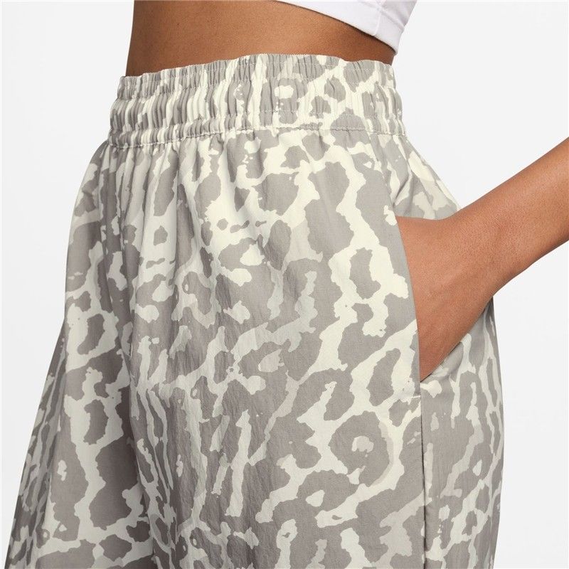 美しい ナイキ ウィンドブレーカー ロングパンツ レディース NIKE ウーブン プリンテッドパンツ オーバーサイズ アニマル柄 ジョガーパンツ 軽量 はっ水 女性 ナイロパンツ スポーツウェア ウエア IB7267-009