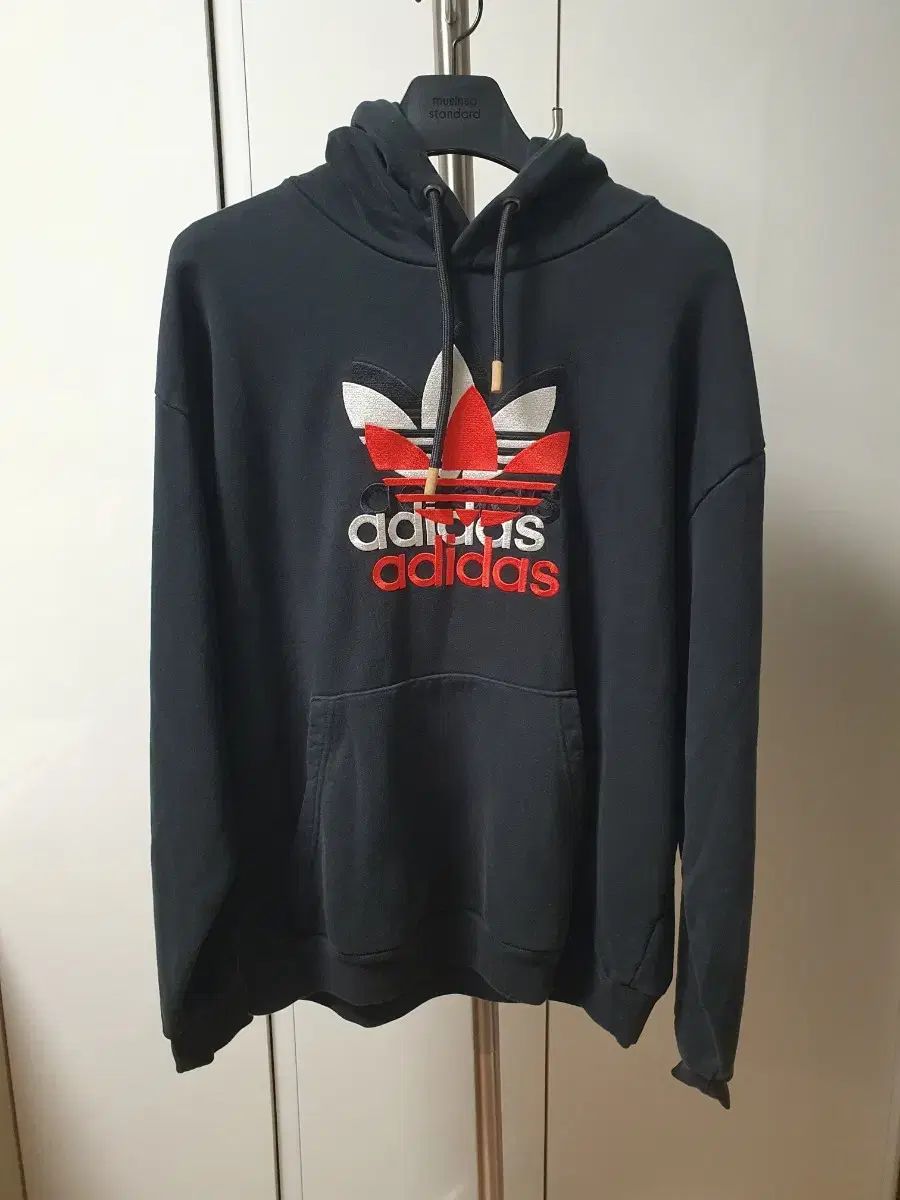 adidas(アディダス) 刺繡 ロゴ コラボ フード付きTシャツ
