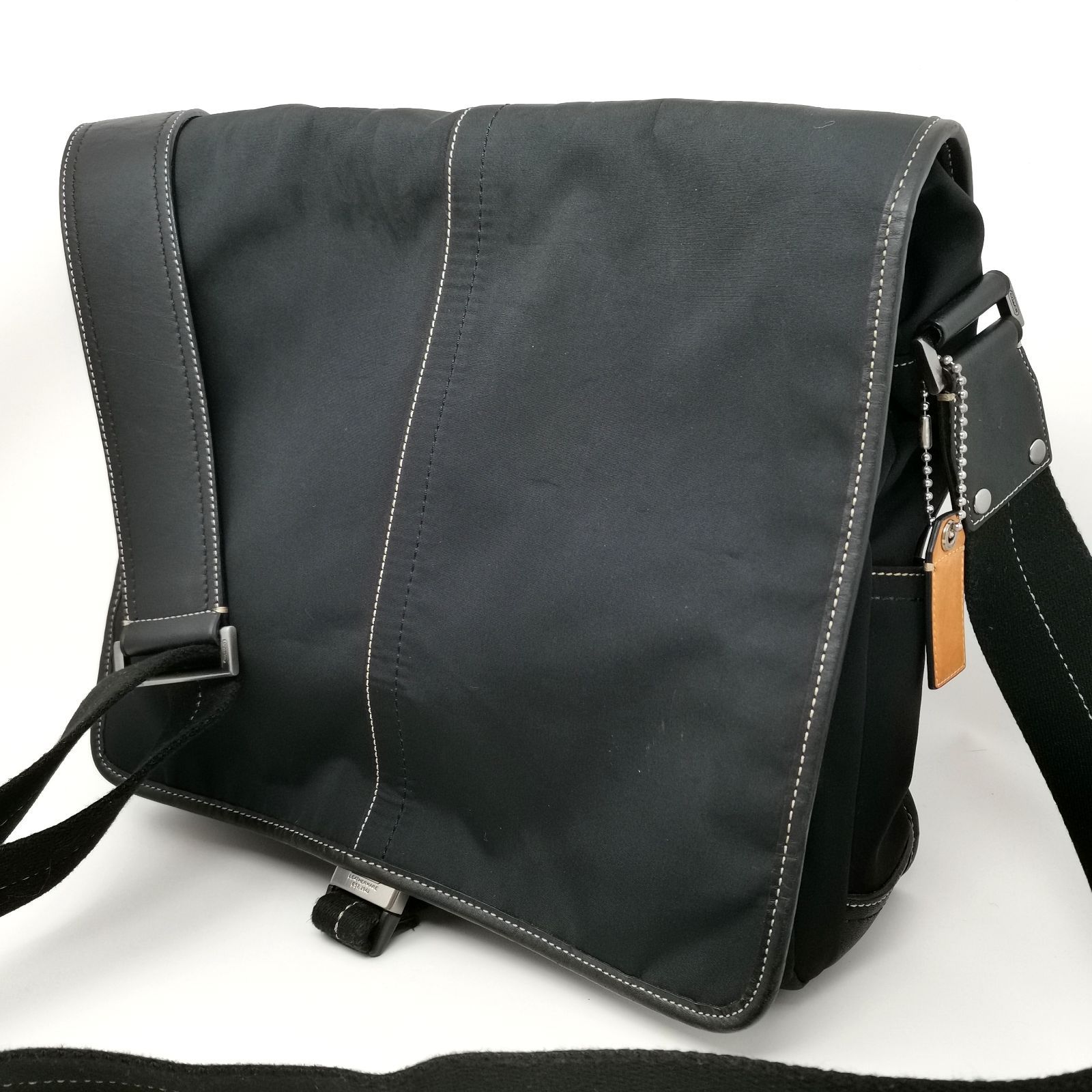 コーチ　メッセンジャーバッグ　A4収納可　ナイロン　ブラック　F05300 美品【COACH】コーチショルダーバッグメッセンジャー斜め掛け