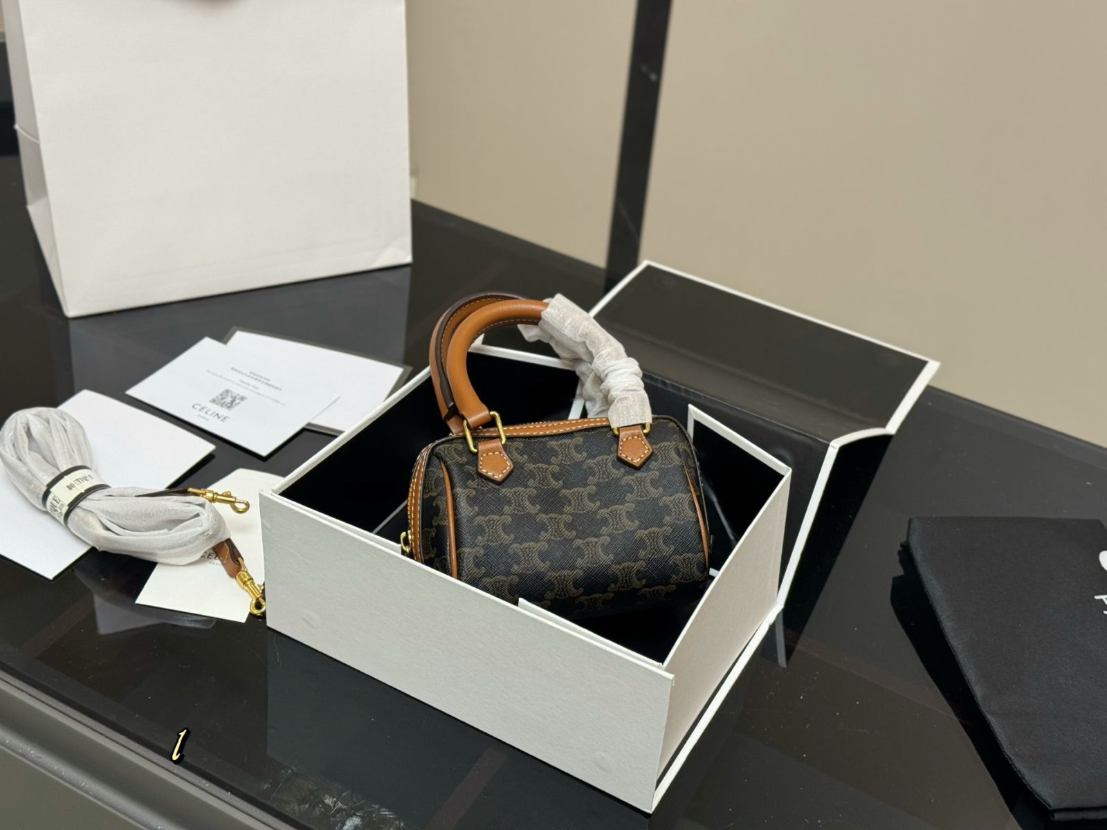 【緊急入荷】アウトレットCELINE★稀少ミディアムピローバッグ 今日特価】Celine Pillow Bag セリーヌ ピロー バッグ - メルカリ