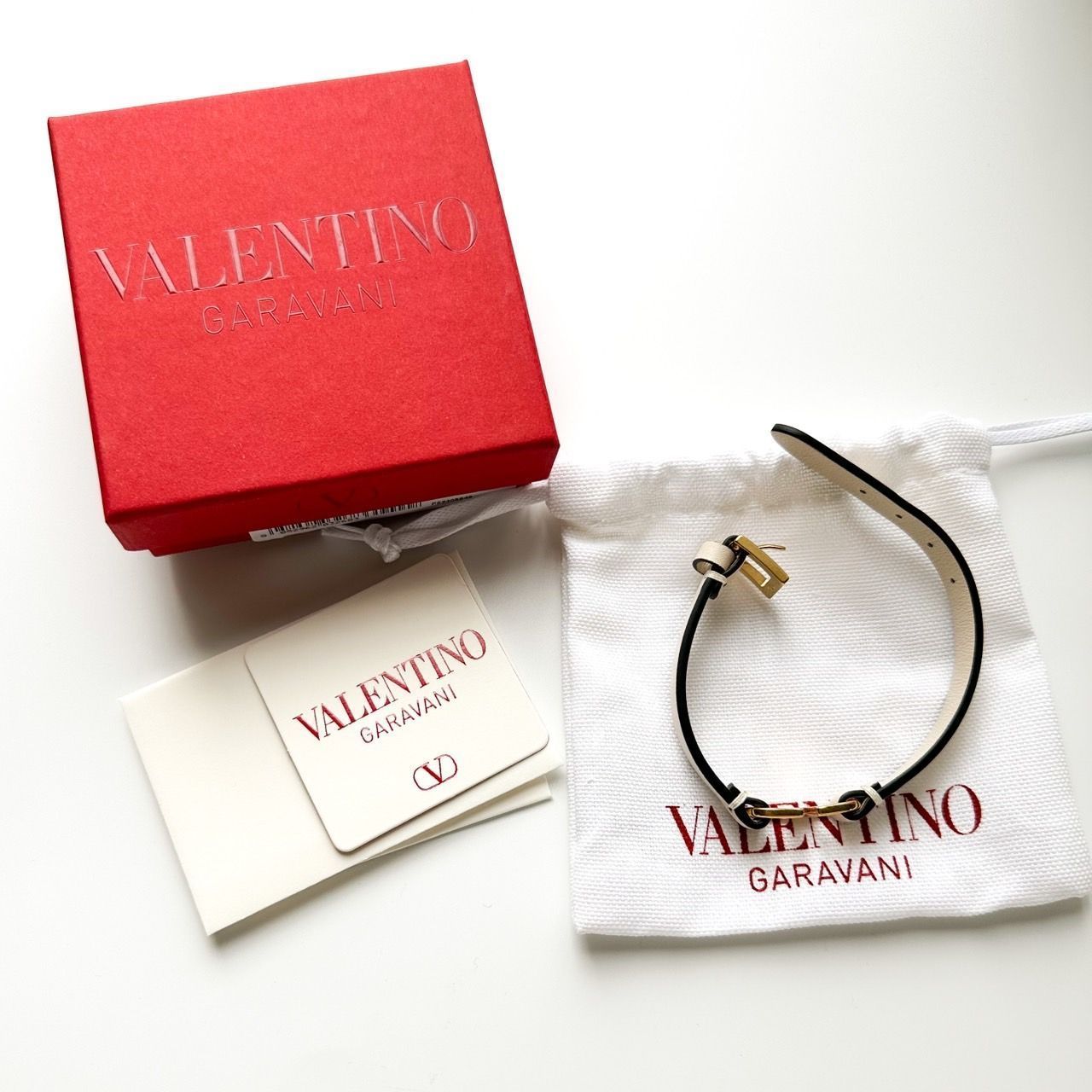 VALENTINO＞Vロゴ シグネチャー カーフスキン ブレスレット-WH