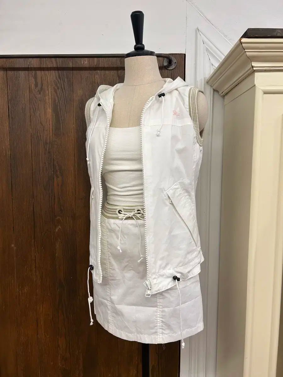 バーバリー ホワイト ベスト-スカート セット