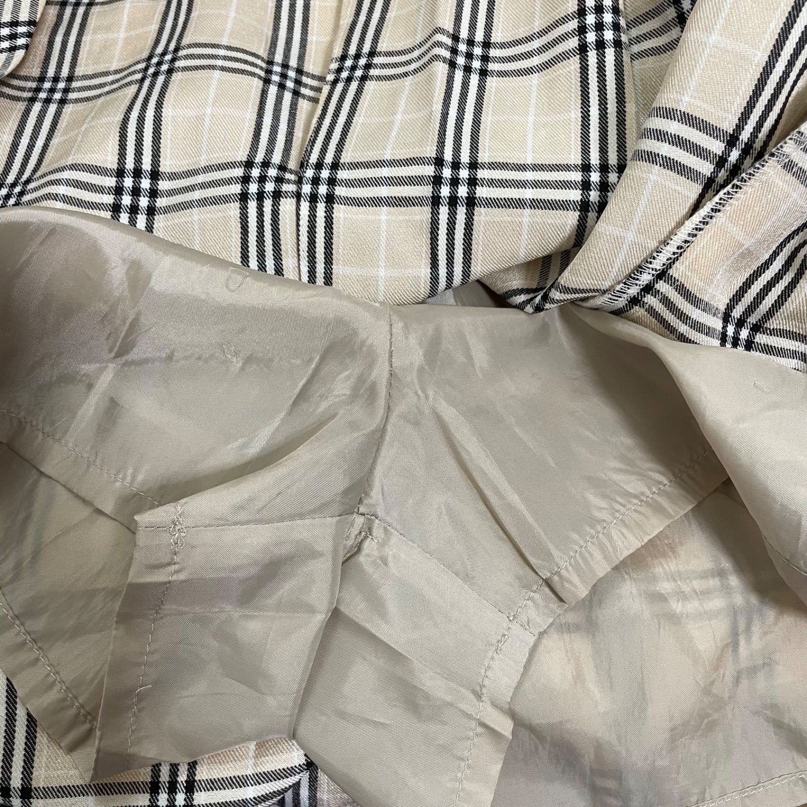 Burberryチェック柄ミニスカート サイドファスナー Burberry チェック ブークレ ミニスカート | ニュートラル