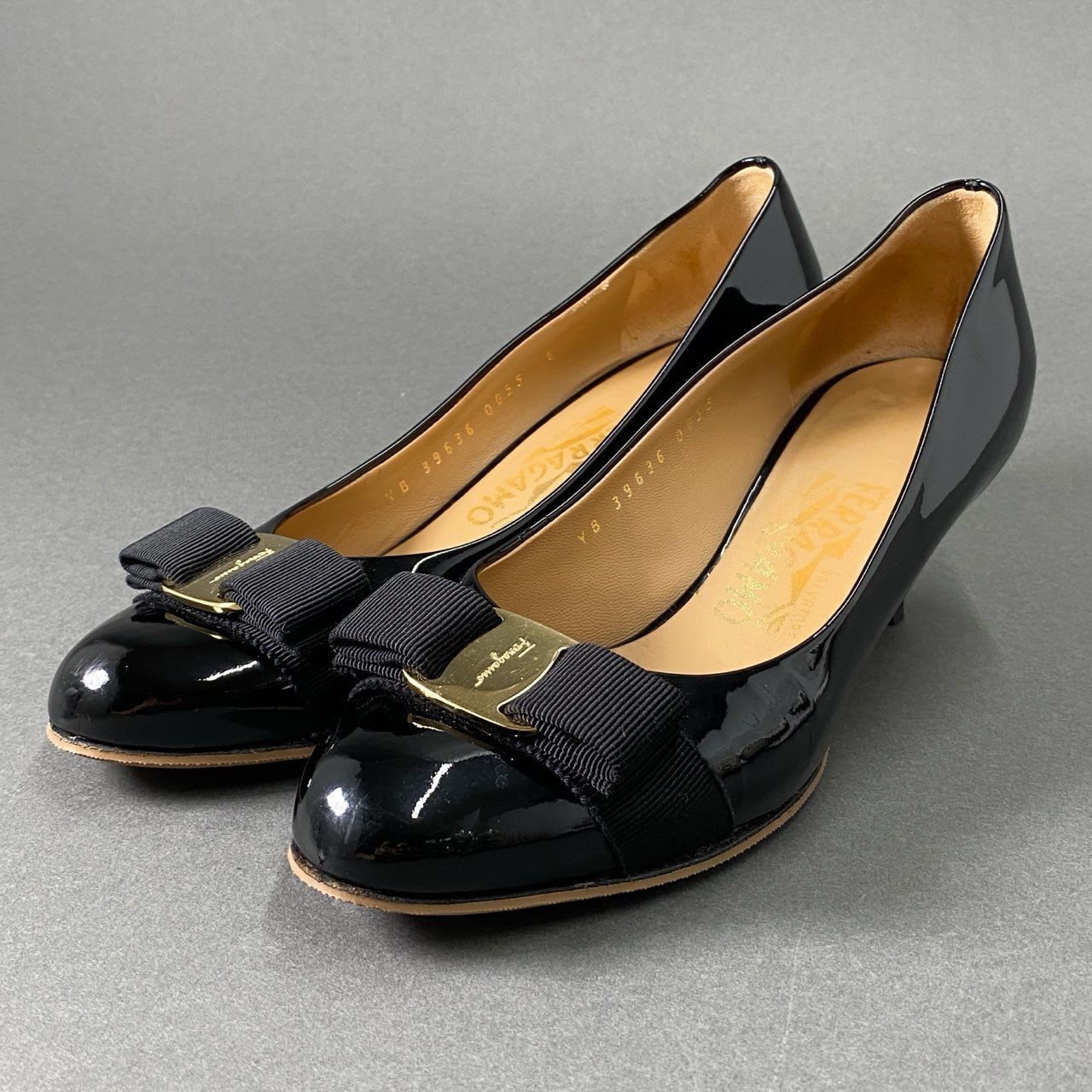 3f26 Salvatore Ferragamo サルヴァトーレフェラガモ ヴァラリボン レザーパンプス サイズ6D ブラック パテントレザー  レディ－ス 女性用 靴 - メルカリ