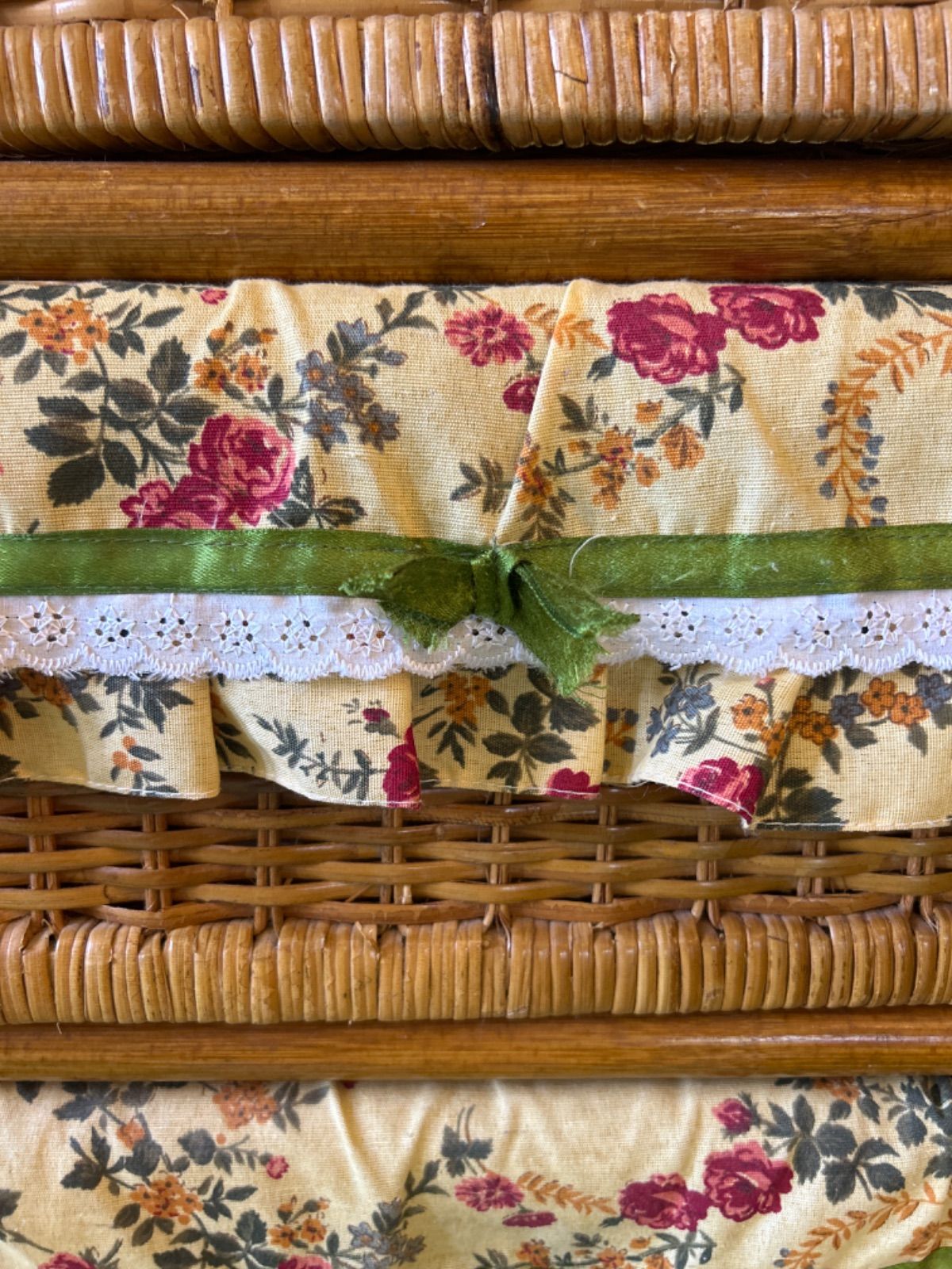 【送料込み♪】お洒落なラタンの5段タンス♪昭和レトロ　チェスト　棚　ラック ラタンチェスト 5段 チェスト 棚 花柄 飾棚 レース 昭和 レトロ 籐