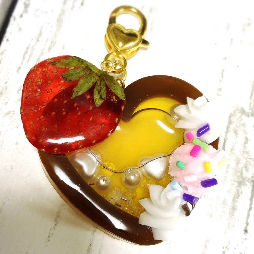 いちごプリンパフェ◇ハートシェイカー シャカシャカキーホルダー