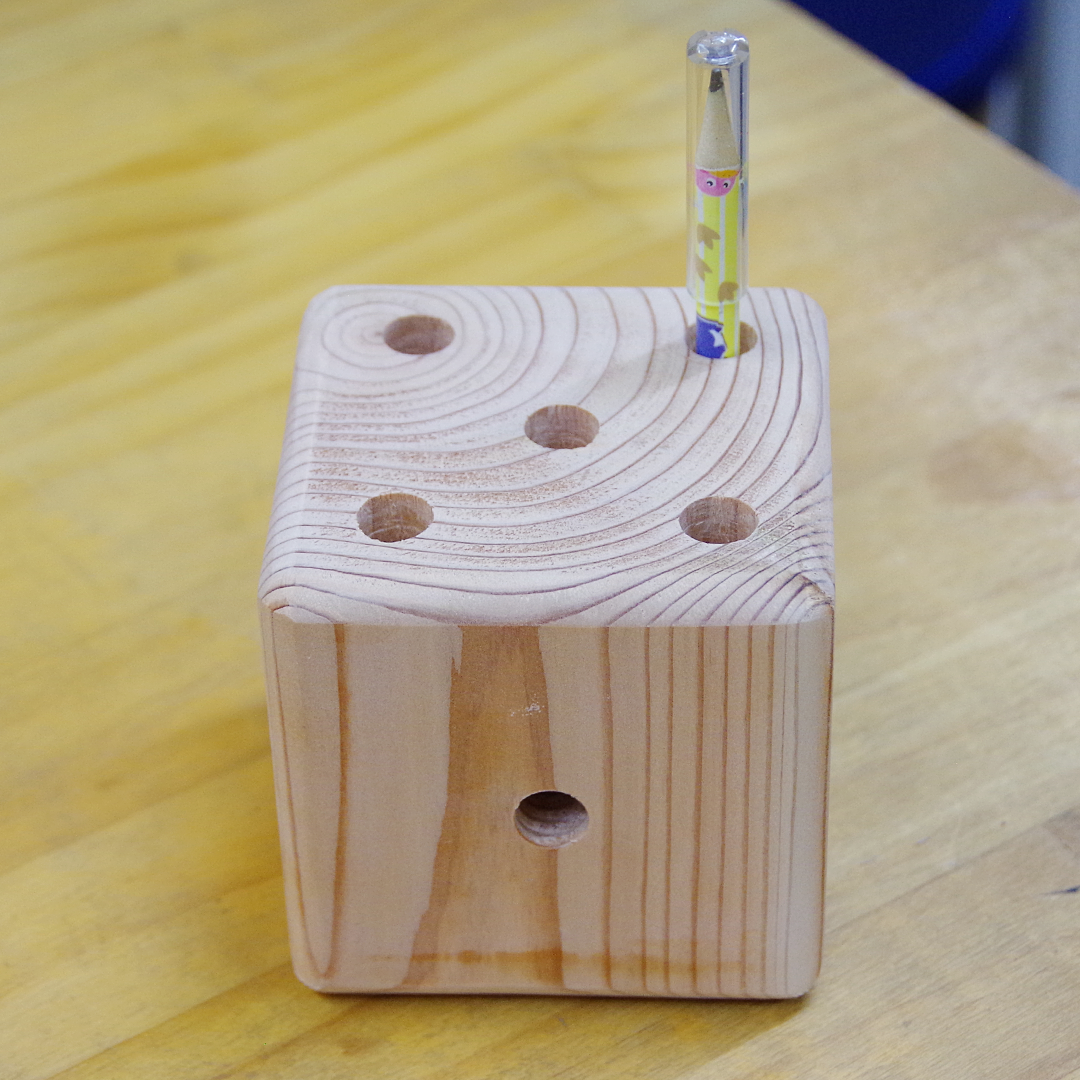 熊野ヒノキで作ったサイコロ型えんぴつ立て