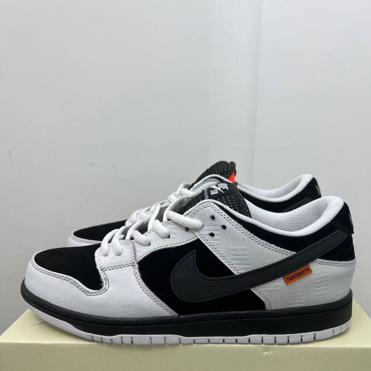 新品未使用ナイキ TIGHTBOOTH x Nike Dunk SB Pro Black and white スニーカー