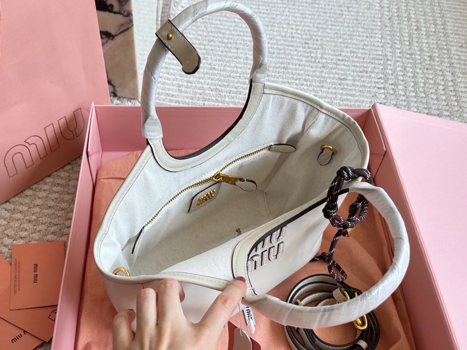 MIU MIU 限定モデル レザートートバッグ - コンパクトサイズ (22