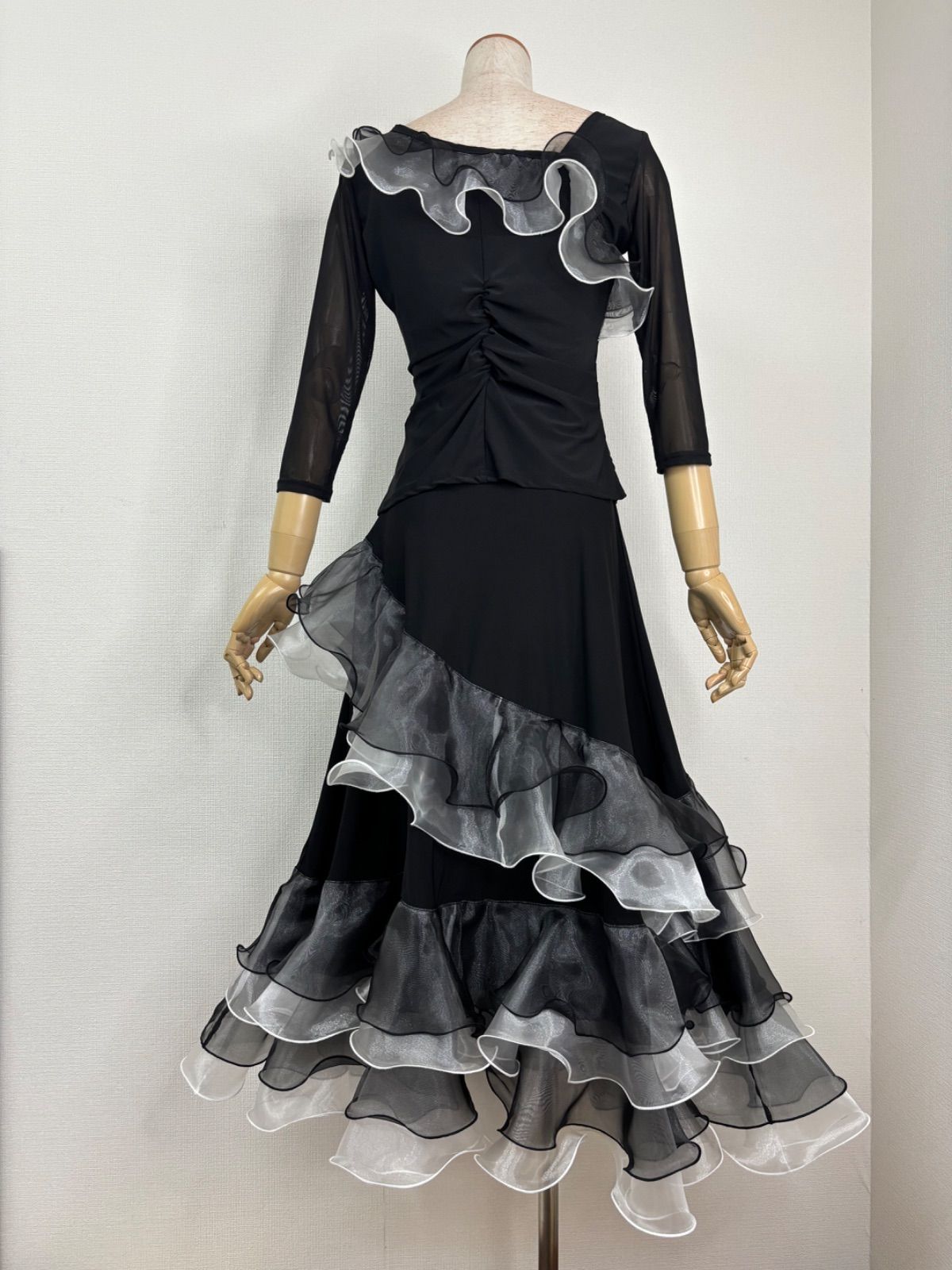新品》社交ダンス ブラック×ホワイト オーガンジーフリル セットアップ