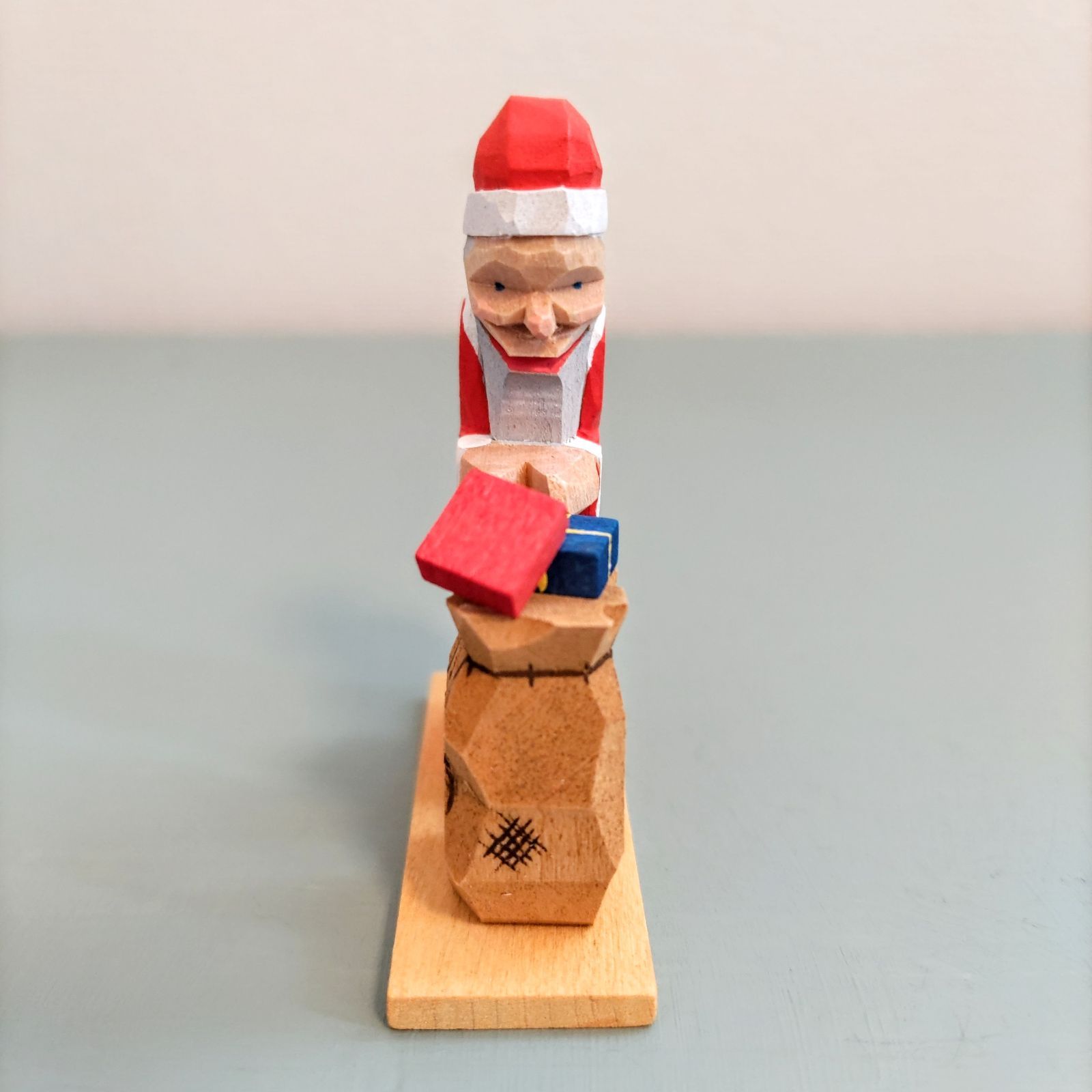 ドイツ工芸品 サンタクロースとクリスマスギフト 木製
