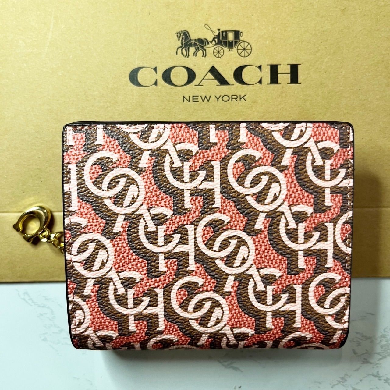 COACH シグネチャー モノグラム プリント二つ折り財布 （ルージュ