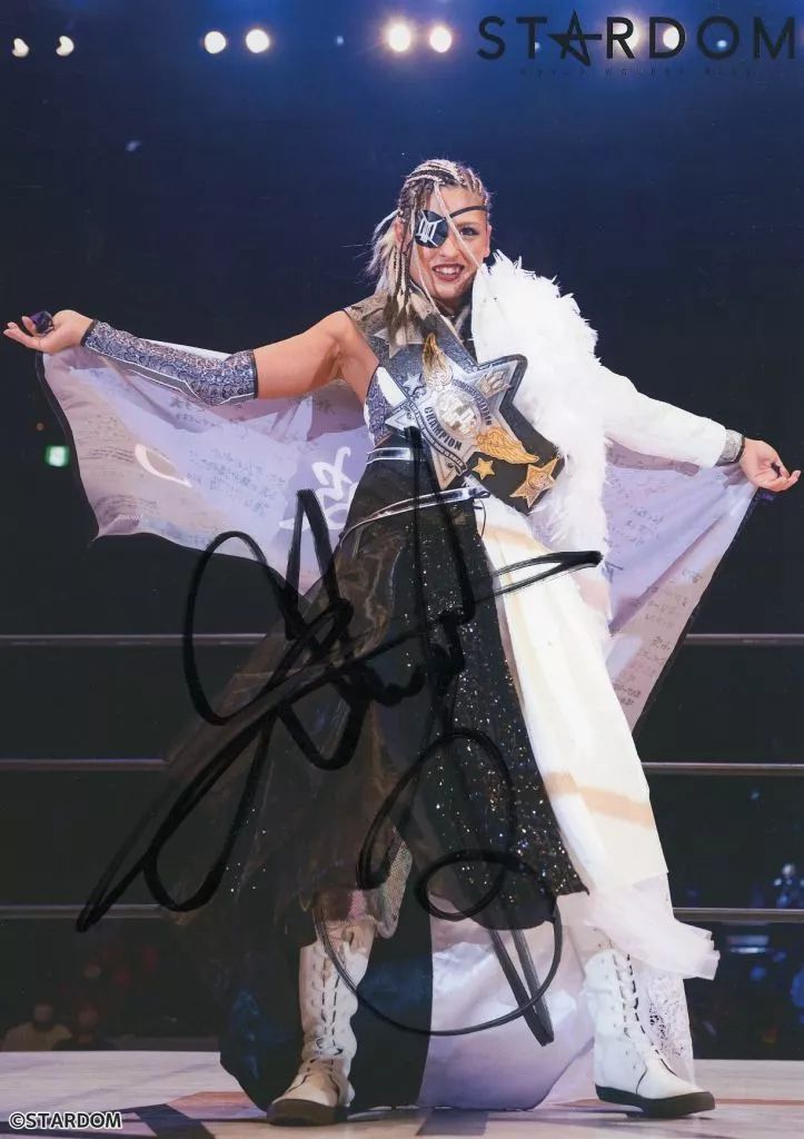 紙製品 ジュリア Donna del Mondo 全身 直筆サイン入りポートレート