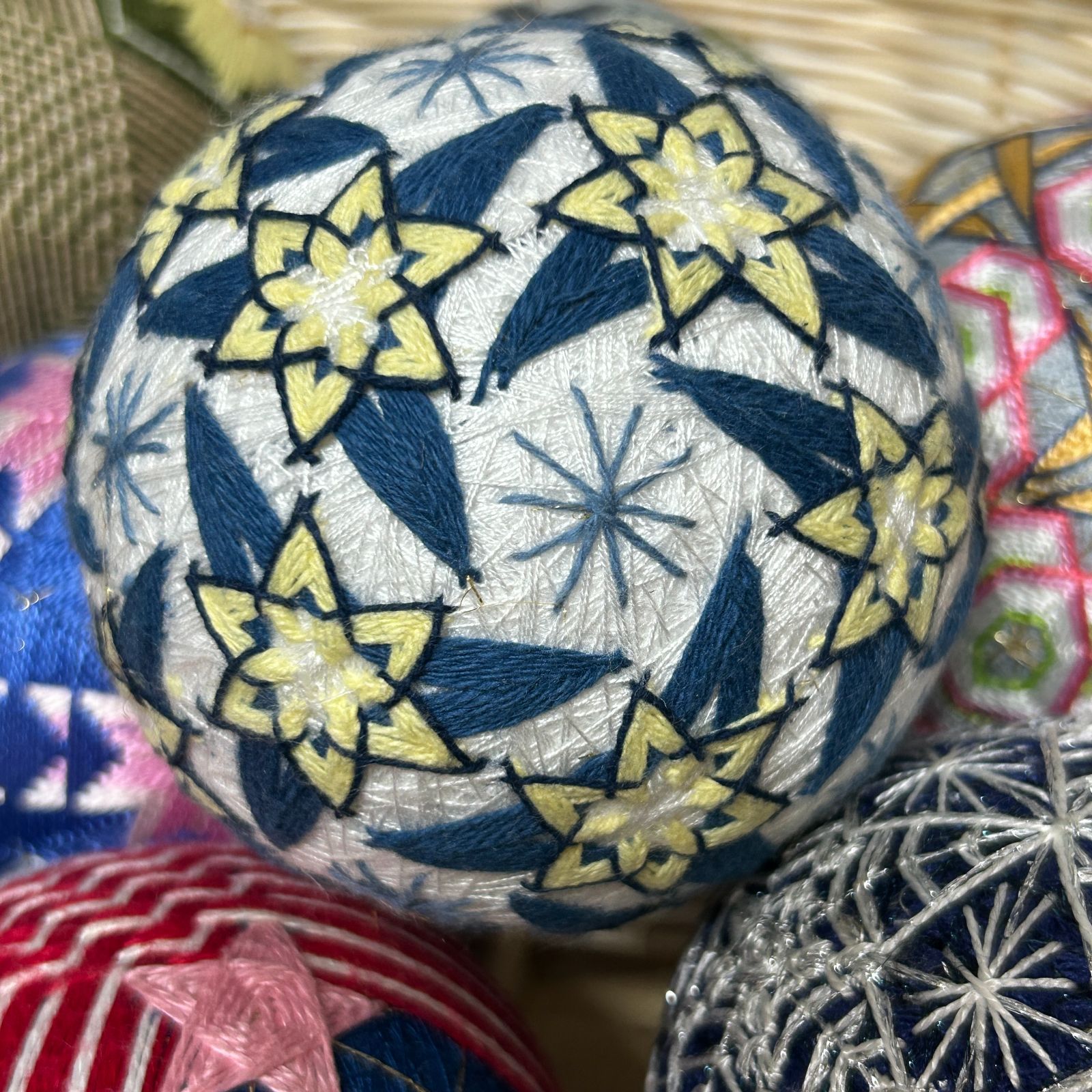 手毬　まとめ売り　25個 手毬25-5-17】てまり・手鞠・白地にお花の手まり・手作り・約9cm