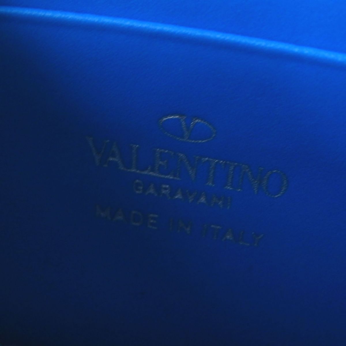 良品◎伊製 VALENTINO GARAVANI ヴァレンティノガラヴァーニ VLIN フルオ ネックホルダー コンパクトウォレット 財布  ネオンブルー 箱・袋 - メルカリ
