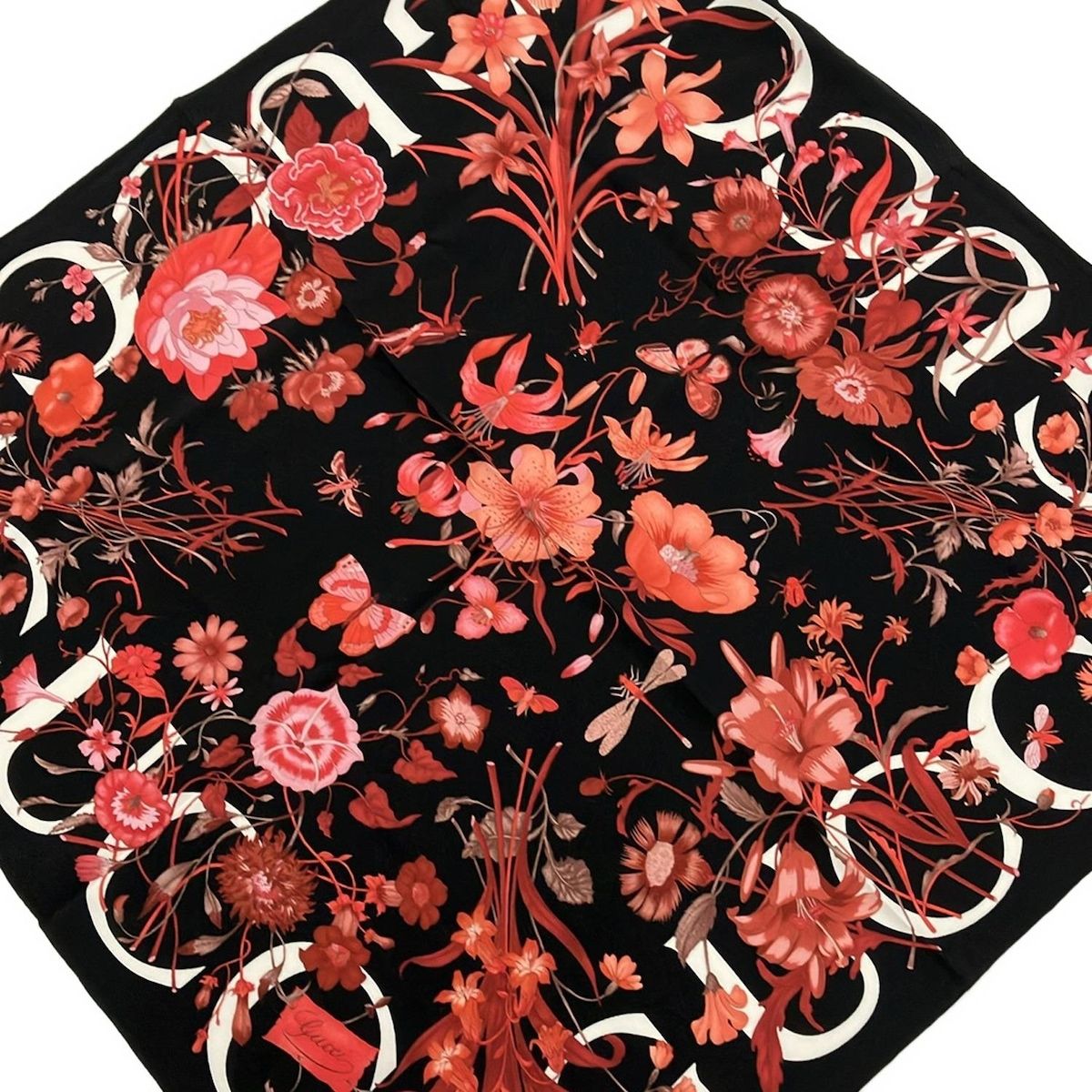 GUCCI グッチ スカーフ - 786262 黒×レッド×白 花柄 フラワー |蝶 バタフライ |ロゴ シルク
