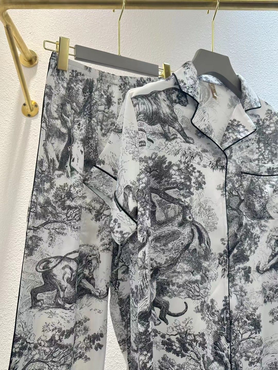 これは DIOR（ディオール）の女性用パジャマで、家居服としても