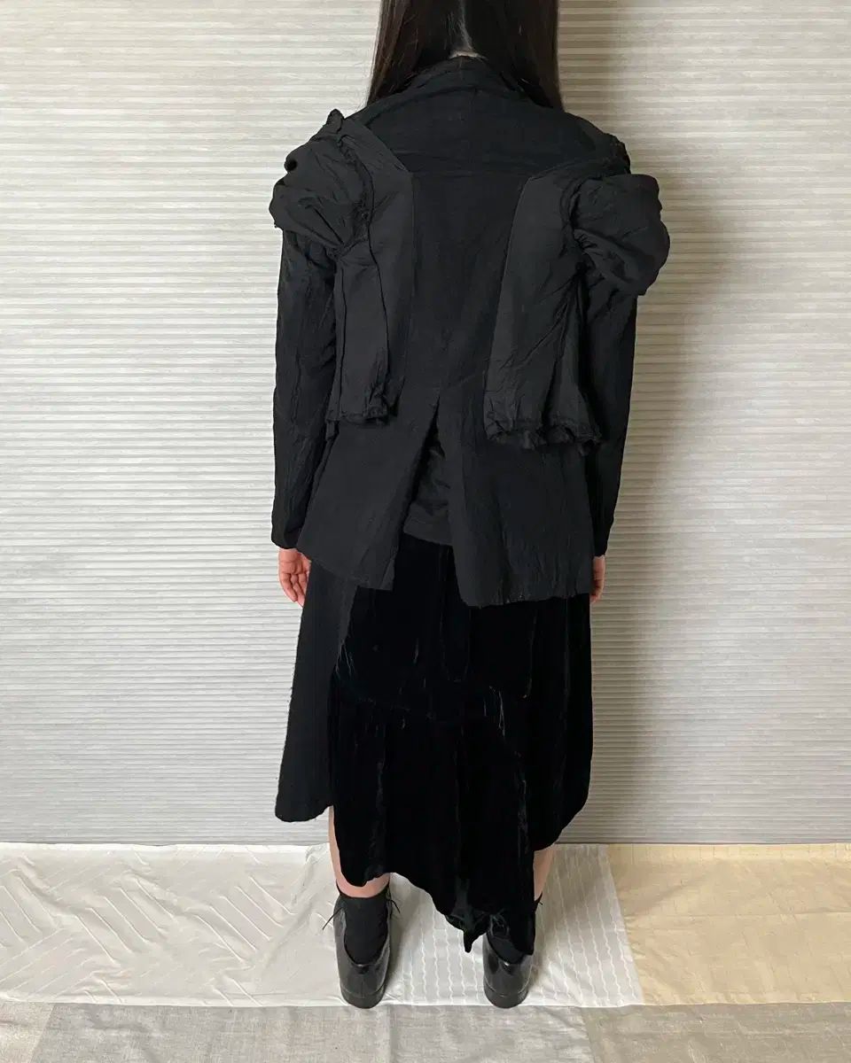 デ