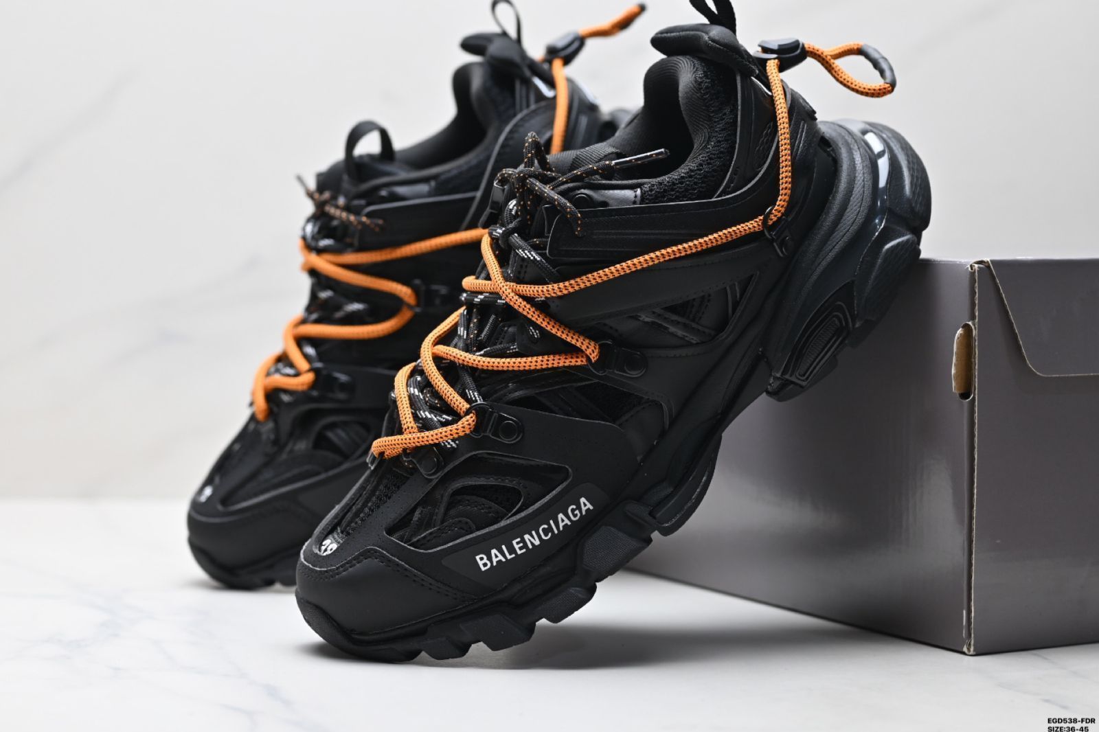 バレンシアガ（Balenciaga）Track Trail 丸首（まるがしら
