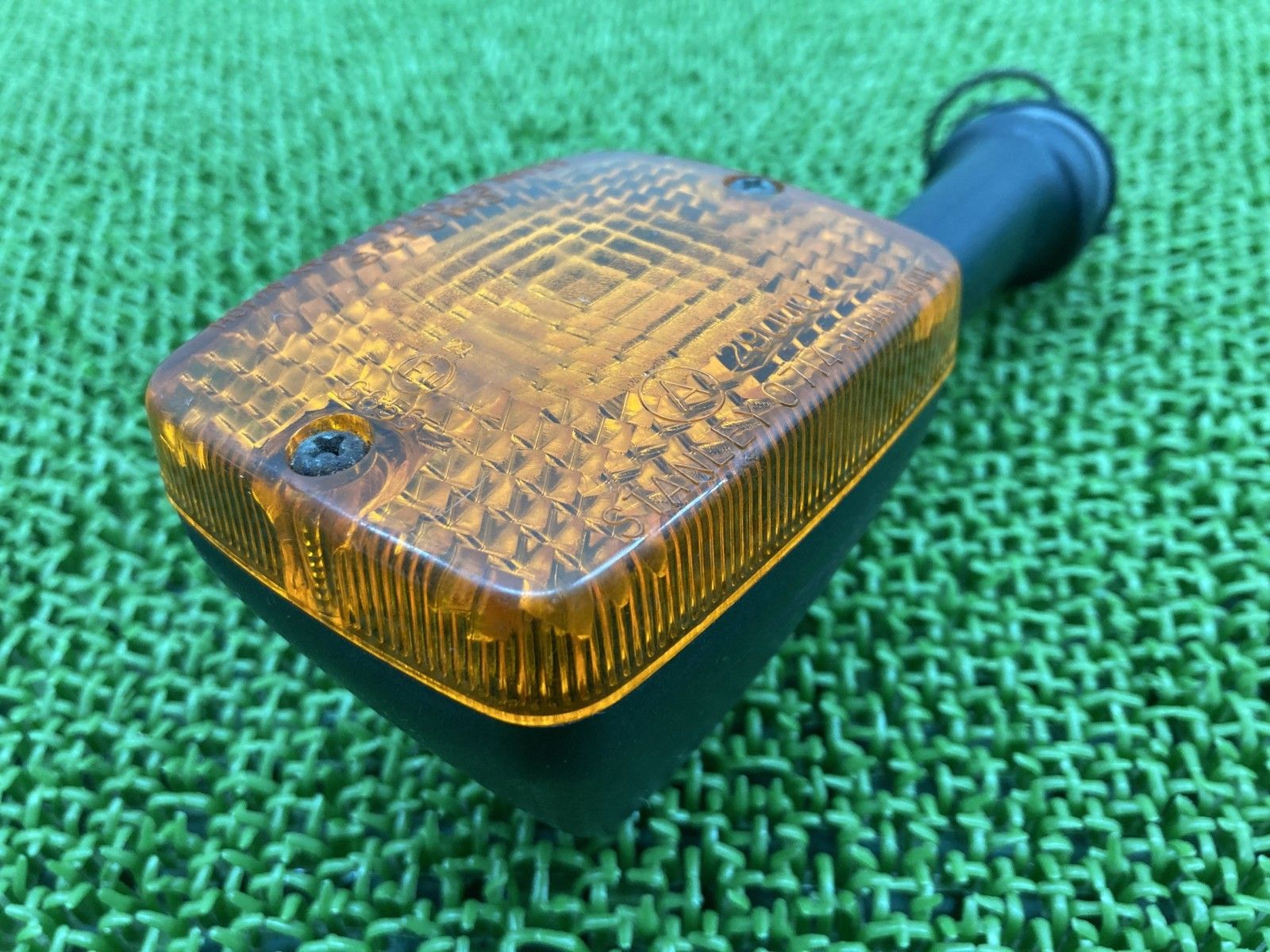 GPZ1100F リアウインカー 片側 0714 カワサキ 純正 バイク 部品 ZXT10A 当時物 修復素材に コケキズ無し 希少品 【中古】 39 GPZ1100F リアウインカー 片側 0714 カワサキ 純正 バイク 部品 ZXT10A