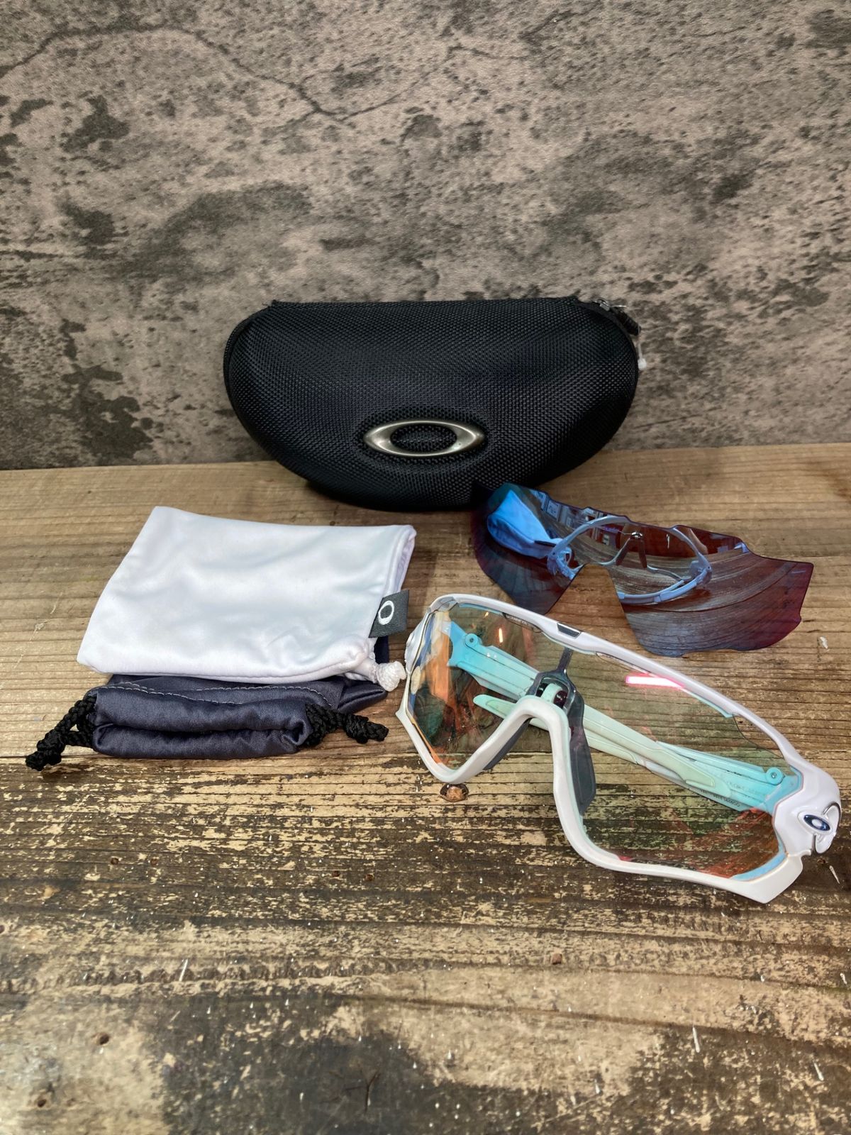 IV542 オークリー OAKLEY ジョウブレイカー JAWBREAKER サングラス アイウェア 白 汚れ
