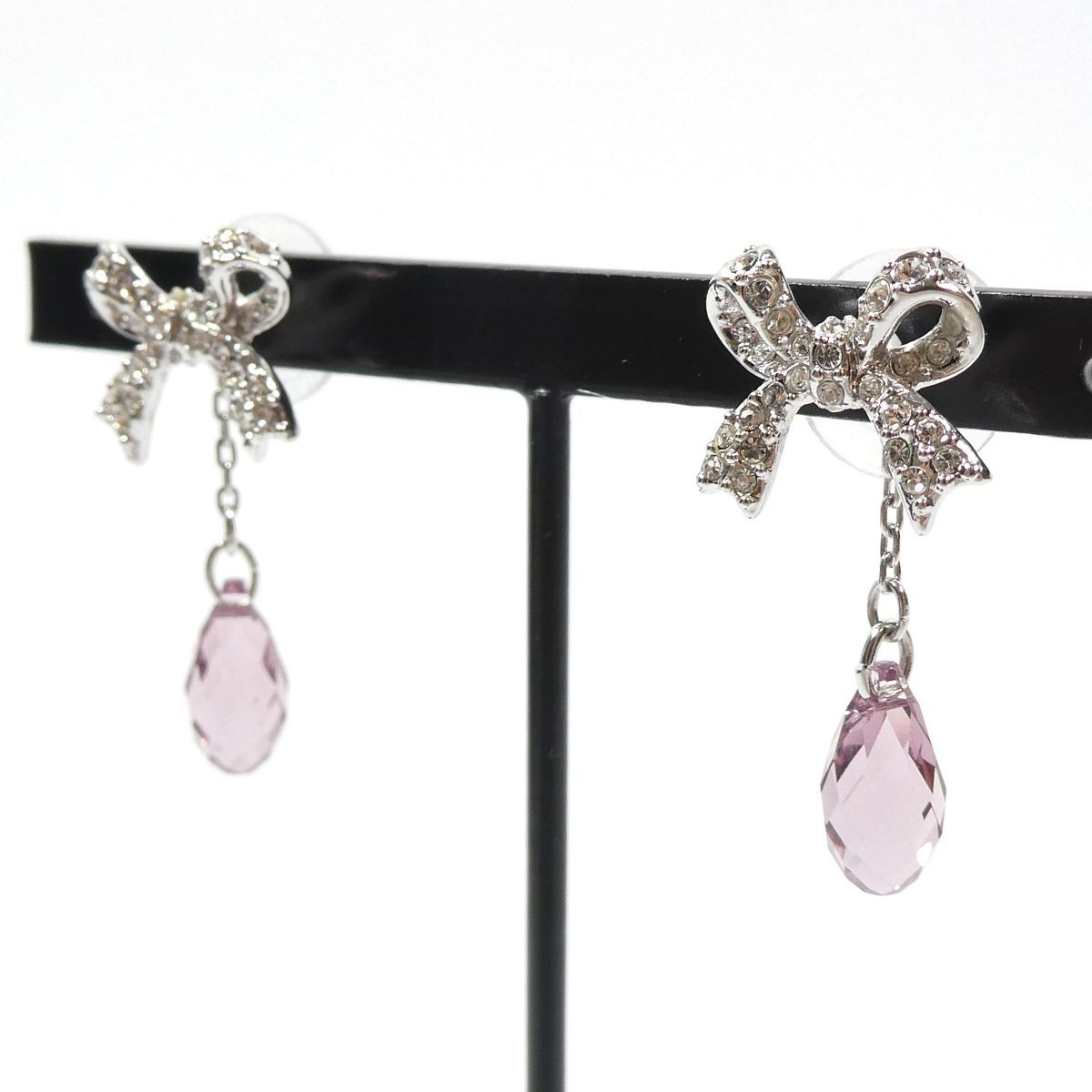 スワロフスキー リボンピアス 箱付き SWAROVSKI - メルカリ