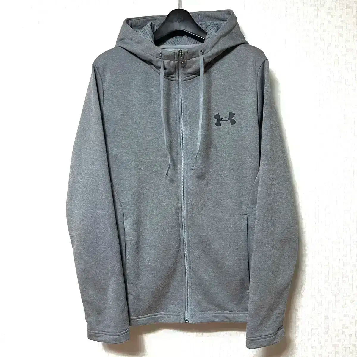Under Armour グレー フード付きパーカー M - メルカリ