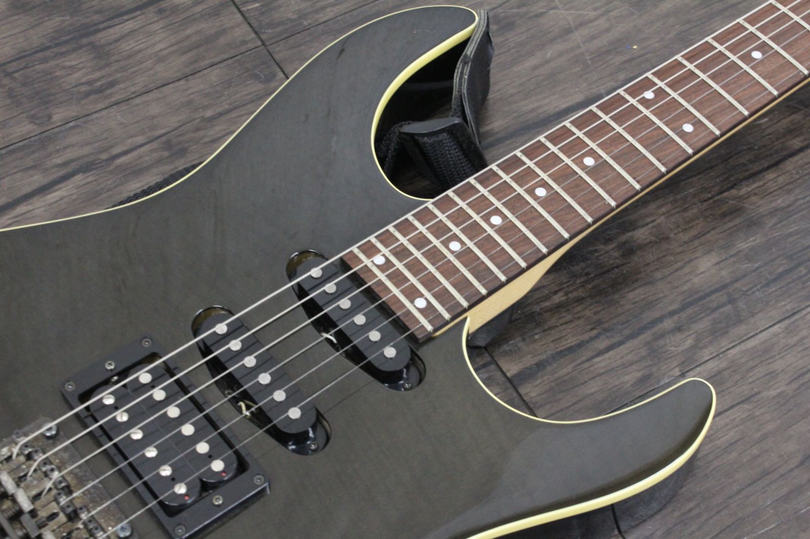 ブラック系 弦楽器