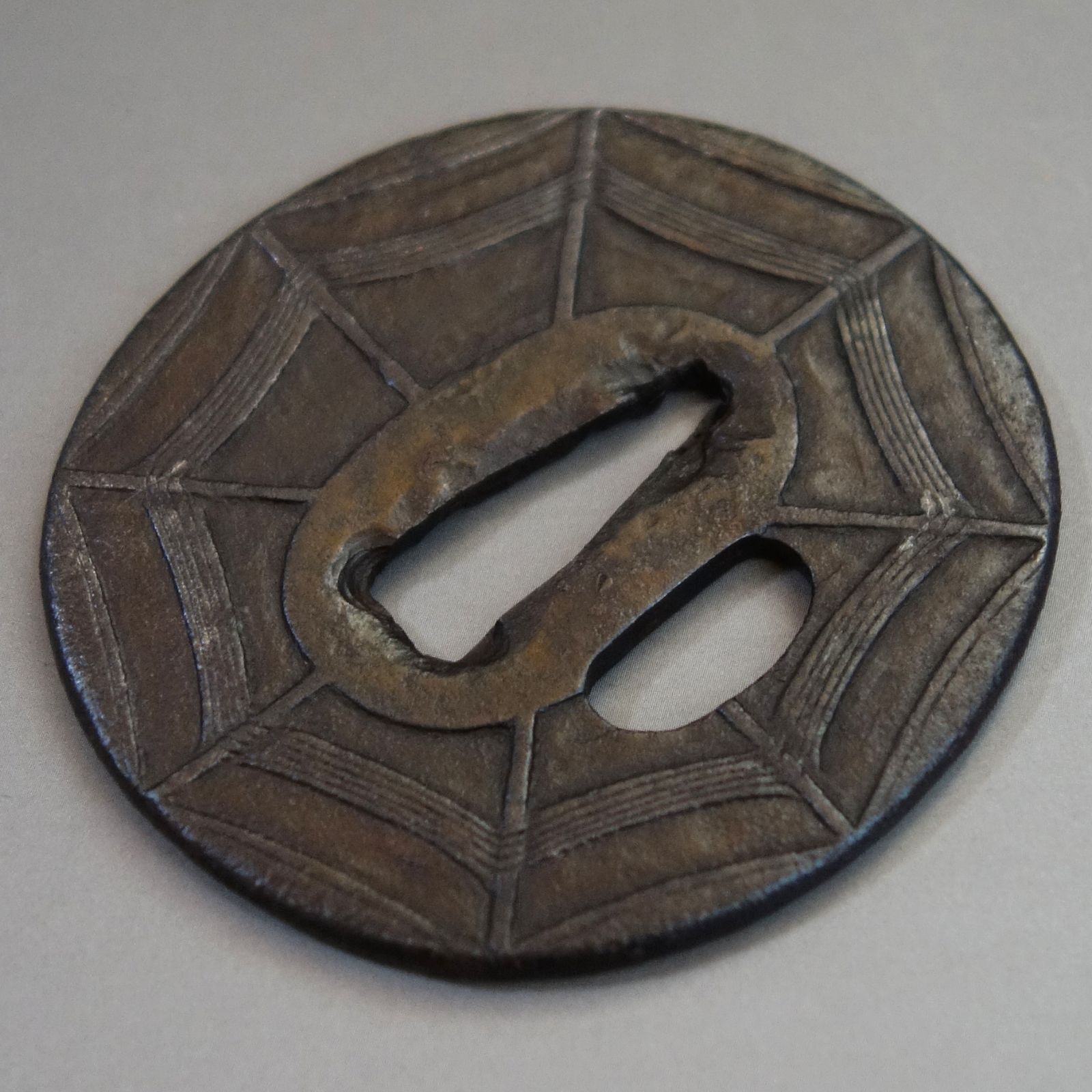 鋤出彫 蜘蛛の巣図鍔