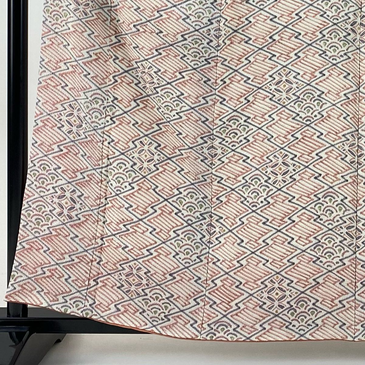 小紋 身丈160cm 裄丈63.5cm S 袷 松皮菱 七宝 絞り ピンクベージュ 正絹 秀品