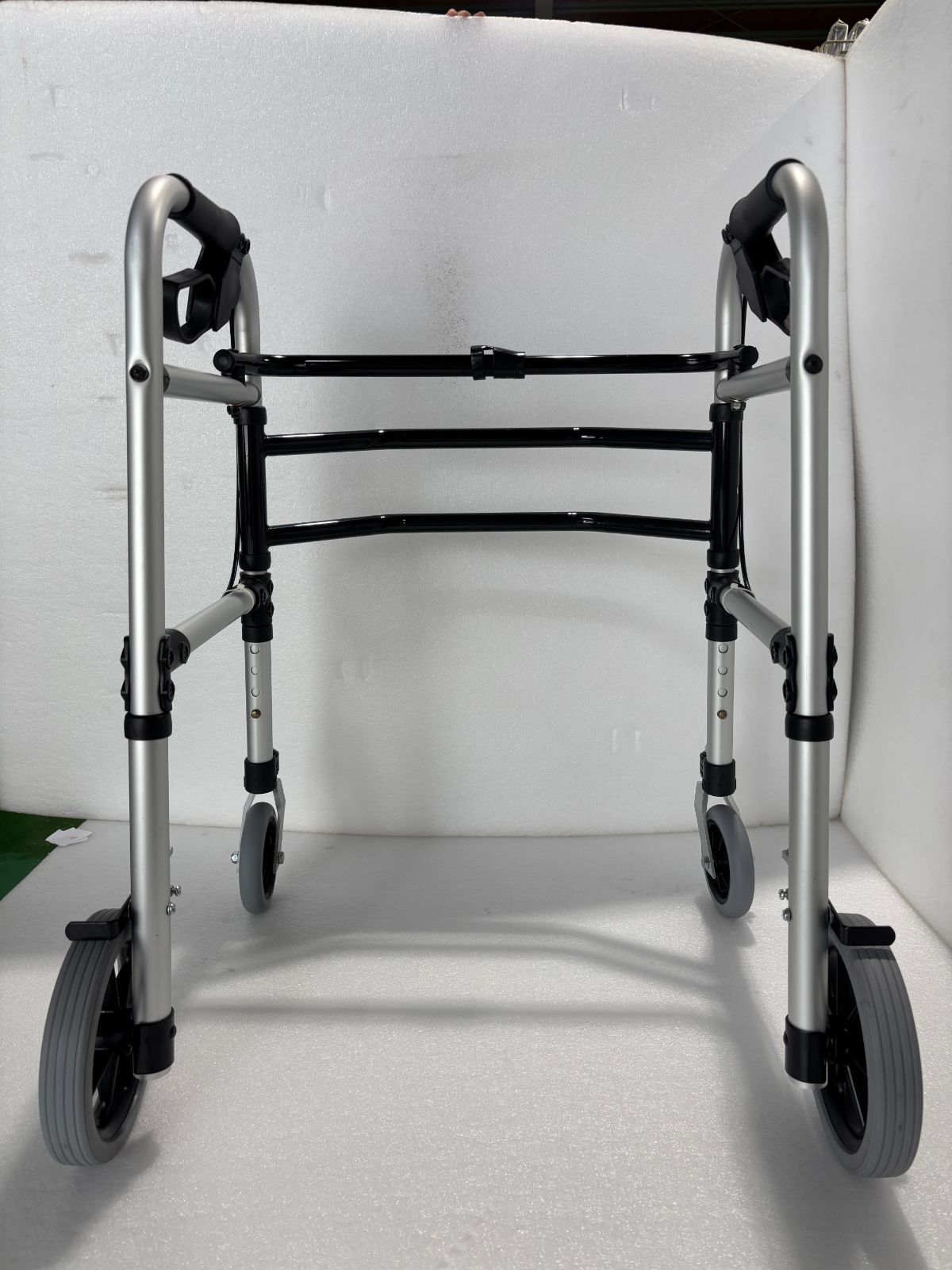 安心ウォーカー　T-5700（折りたたみ歩行器/ブレーキ付）安全