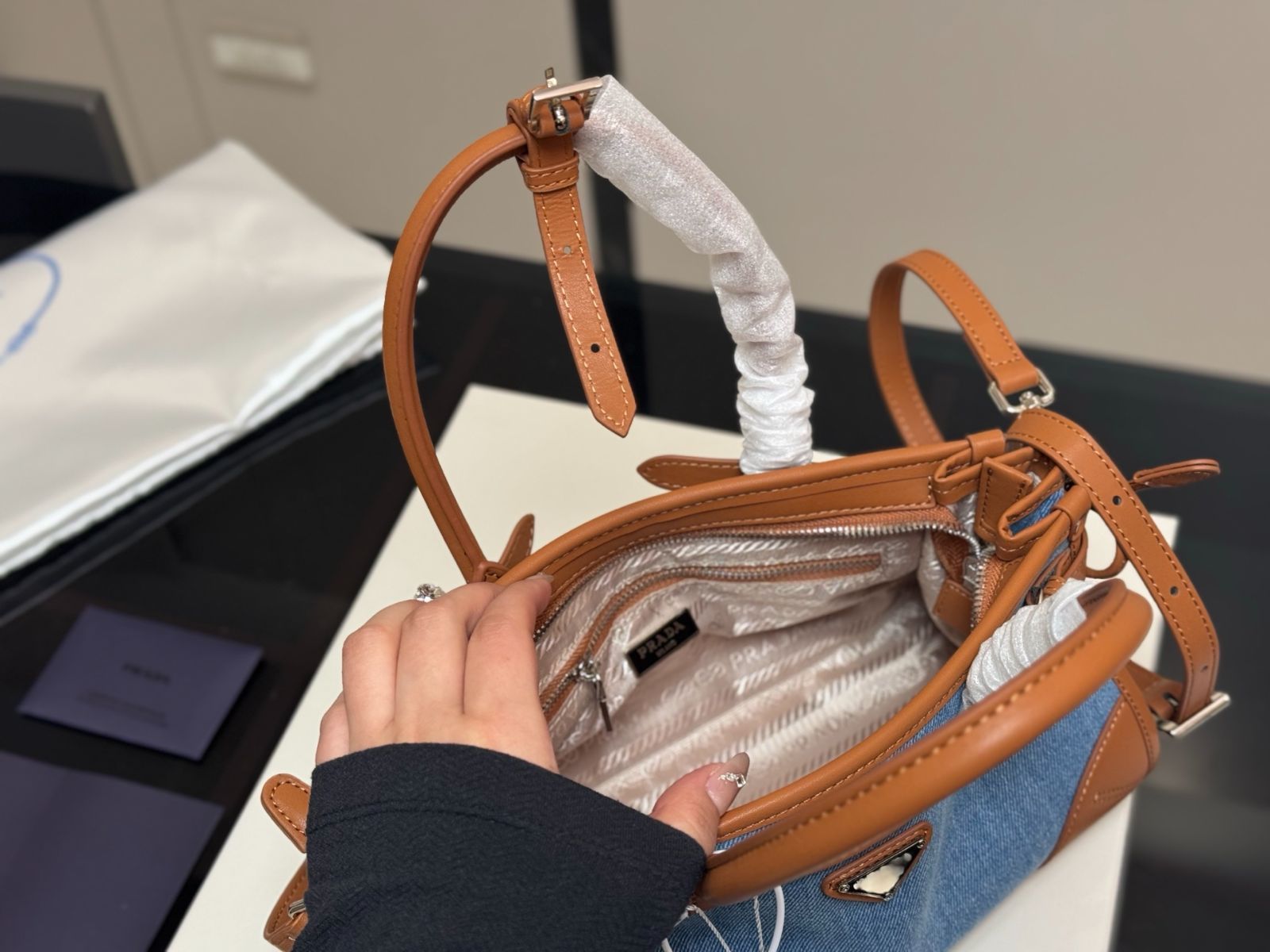 ≪高級感抜群≫【PRADA】ソフトラックス ハンドバッグ 今日特価】Prada Soft Lux Canvas Underarm Bag プラダ ソフト