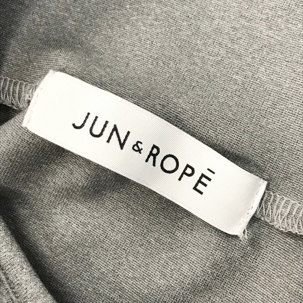 サイズ：S JUN&ROPE ジュン アンド ロペ  ハイネック長袖Tシャツ ワッペン  グレー系 [240101455265] ゴルフウェア レディース ストスト サイズ：S JUN&ROPE ジュン アンド ロペ ハイネック長袖Tシャツ