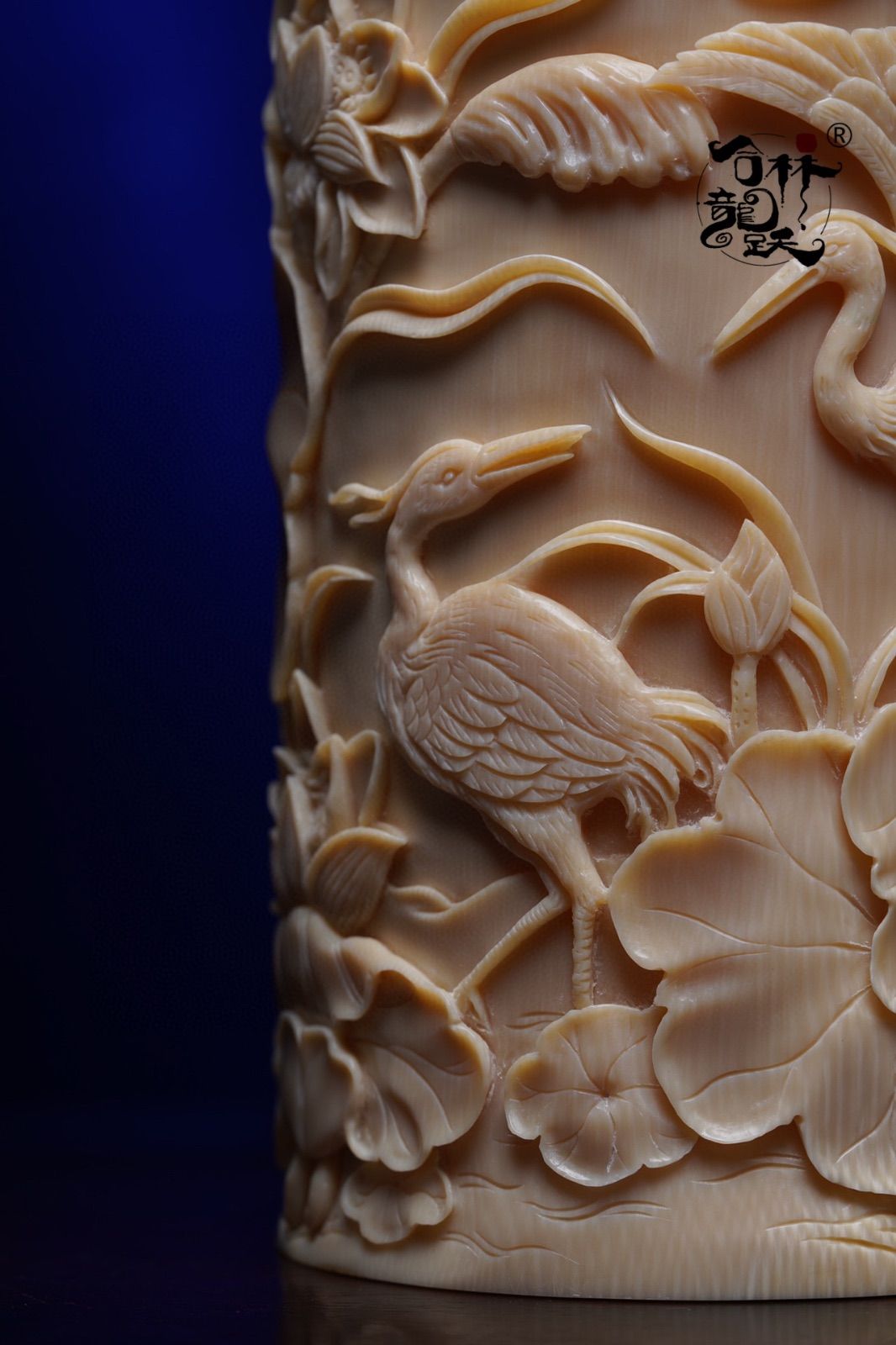 天然　マンモスの牙　精緻彫刻　一鷺蓮昇·筆筒