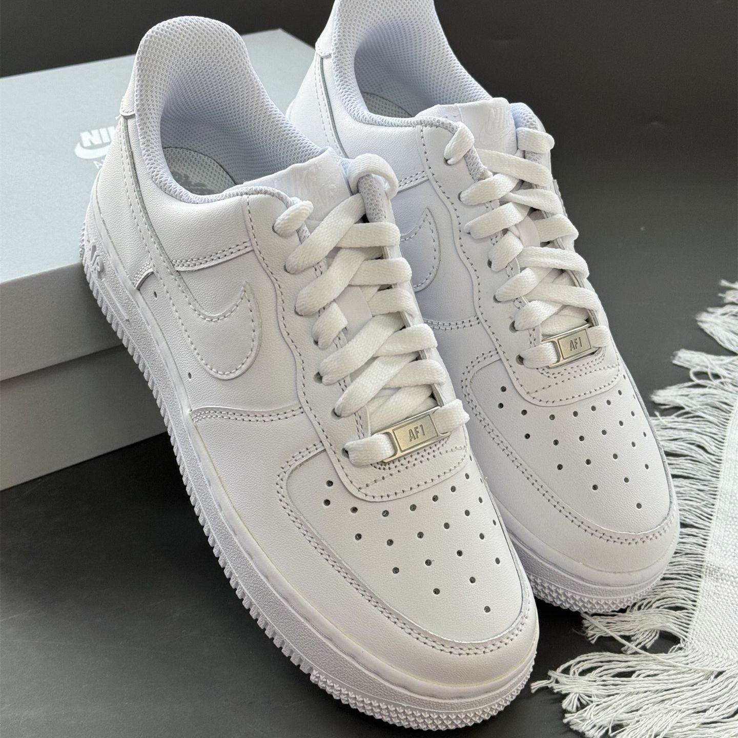 新品 ナイキ NIKE WMNS AIR FORCE 1 07 エアフォース1 WHITE