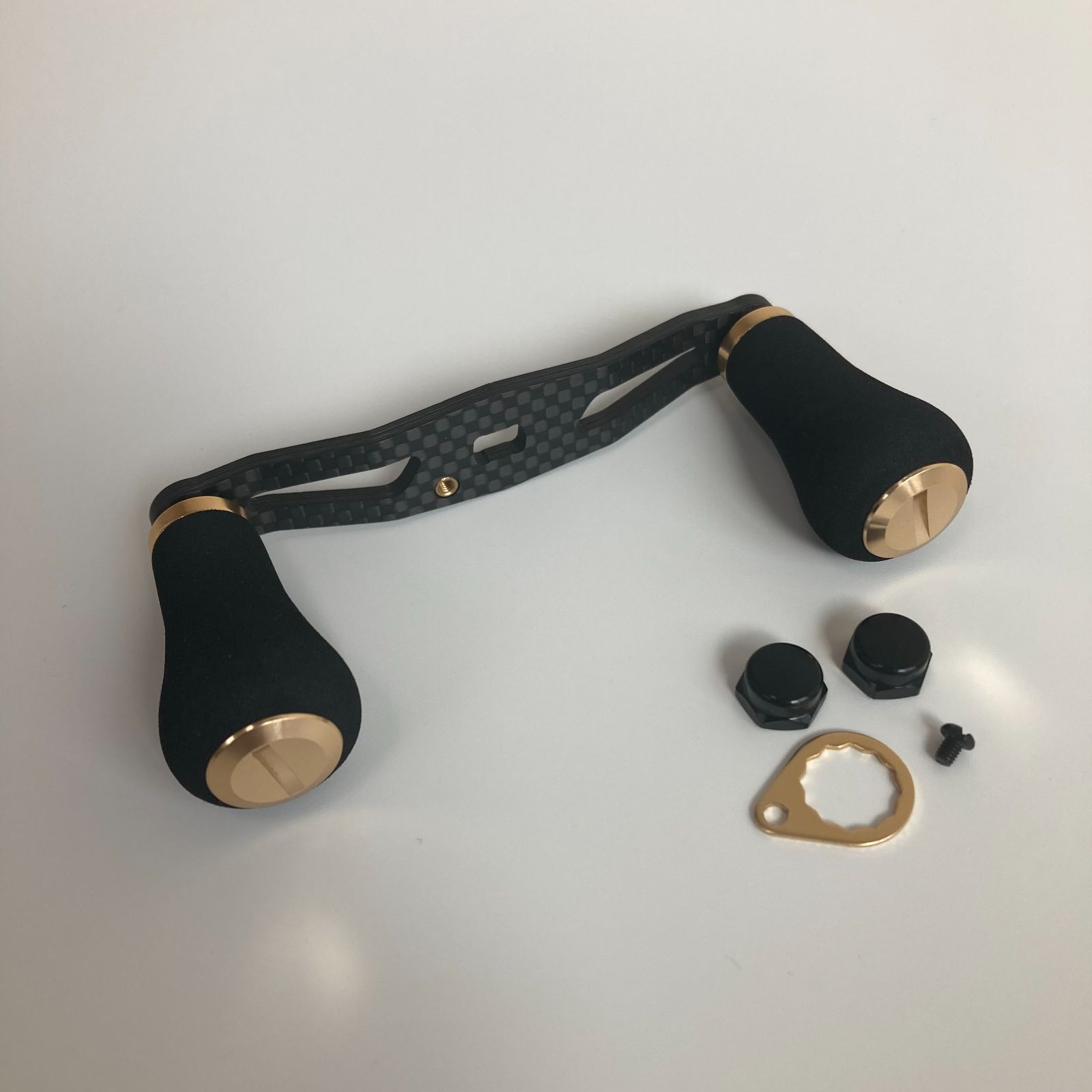 超軽量 ベイトリール用カーボンハンドル EVAハンドルノブ 軸間95mm 重さ26g 右巻き&左巻き兼用 ダイワ/アブガルシア対応 - メルカリ