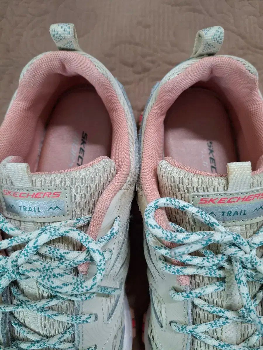 SKECHERS スケッチャーズ