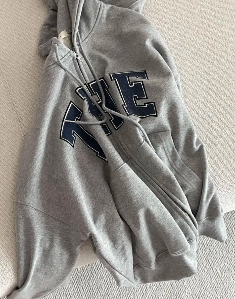 絶対にあなたの一番選択！ イナフ もっと ジップアップパーカー フード付き グレー