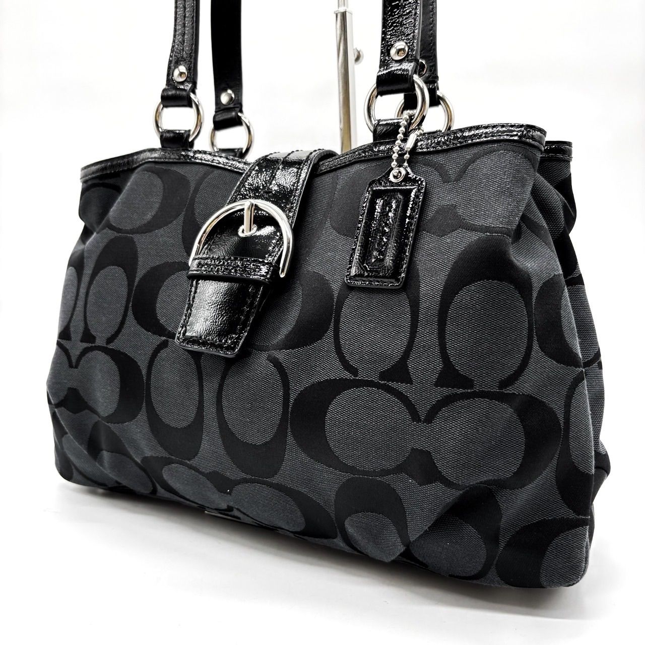 美品　コーチ　ハンドバッグ　黒　チャーム付き　A4収納　レザー　COACH　u7 美品 コーチ ハンドバッグ 黒 チャーム付き A4収納 レザー COACH