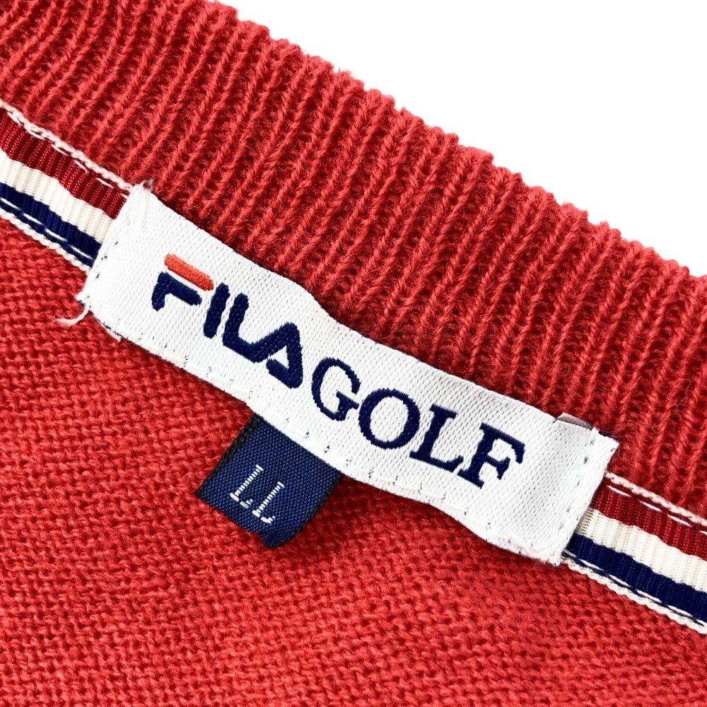 サイズ：LL FILA GOLF フィラゴルフ  Vネック ニットセーター ワッペン  レッド系 [240101436216] ゴルフウェア メンズ ストスト サイズ：LL FILA GOLF フィラゴルフ Vネック ニットセーター
